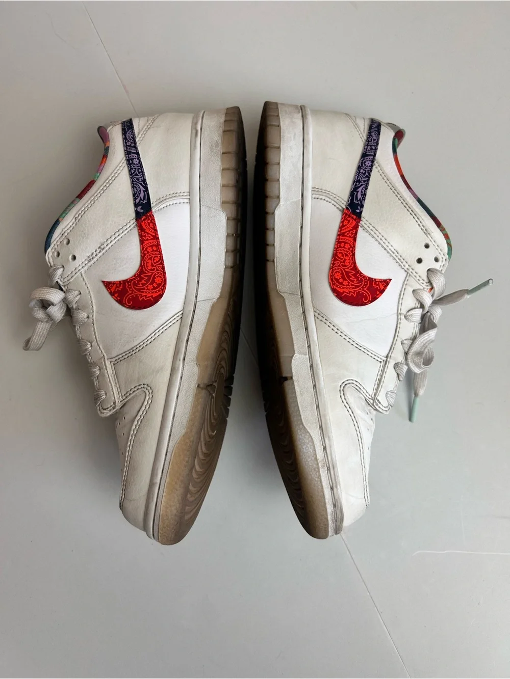 Nike White Low-Top Kids Sneakers with Multicolor Patterned Liner 7Y